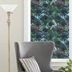 Decoratieve raamfolie scėne met kleurrijk ammoniet patroon op het glazen venster.