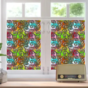 Detailopname van kleurrijke retro wervelingsfolie op glas voor stijl en privacy.