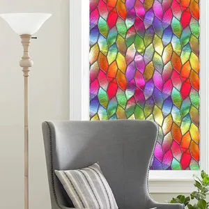Kleurrijke glas-in-lood raamfolie detail met geometrisch ruitpatroon op het glazen raam.