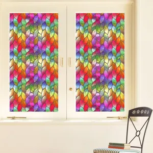 Detail van gekleurde raamfolie getoond, met levendig geometrisch ontwerp op glazen ramen.