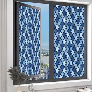 Blauwe ruit patroon statische raamfolie detail toont realistische glaseffect decoratie.