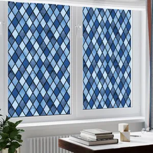 Gedetailleerd overzicht van de statische raamfolie met blauw ruitpatroon op glas.