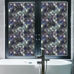 Badkamer raamfolie detail, kleurrijk vintage ruitjespatroon, statische privacyglas folie.