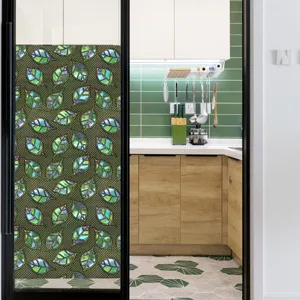 Decoratieve raamfolie met kleurrijk glas-in-lood bladpatroon voor privacy in huis.