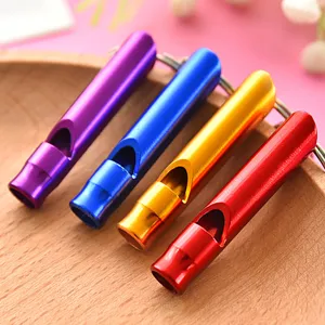 Vue détaillée de sifflets en métal aluminium coloré, parfaits pour la survie en plein air et usage.