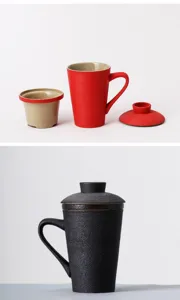 Dettaglio tazza da tè in ceramica con filtro, mug da ufficio personale con colino e coperchio.