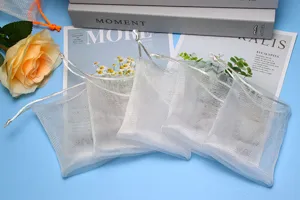 Sacchetto in rete bianca con coulisse dettaglio per pulizia viso e uso bagno doccia.