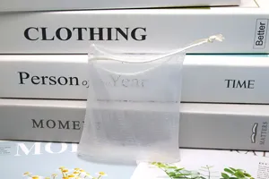 Borsa per sapone in rete schiumogena bianca con coulisse per la pulizia del viso e doccia.