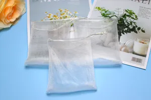 Vista dettagliata della rete schiumogena bianca, sacchetto per sapone in nylon per il bagno.