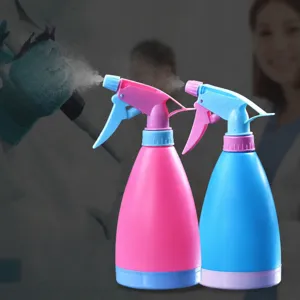 Flacone spray in plastica color caramella 500ml con pompa manuale per giardino e disinfezione.