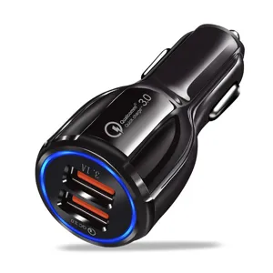Primo piano dettagliato della porta USB doppia del caricatore per auto con indicatore.