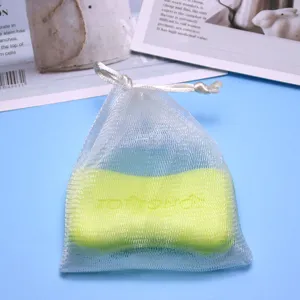 Sacchetto a rete bianca per schiuma con sapone giallo, ideale per pulizia viso e uso doccia.