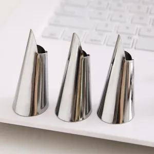 Protector de dedos de acero inoxidable para desgranar frijoles y cocina, toma de detalle cercana.