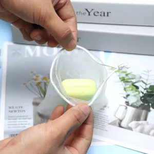 Sacchetto a rete bianca per sapone con coulisse per la pulizia del viso e la conservazione.