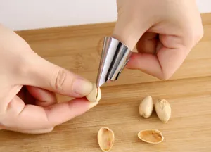Protector de dedos de acero inoxidable para pelar pistachos y nueces herramienta de cocina detalle