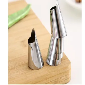 Protector de dedos de acero inoxidable para desgranar judías y preparar verduras.