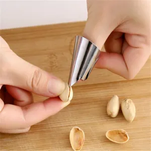 Herramienta de protección de dedos de acero inoxidable para pelar fácilmente nueces y habas.