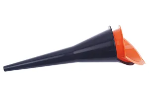 Vista detallada embudo de aceite de coche de plástico de pico largo con parte naranja.