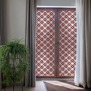 Film pour fenêtre décoratif avec motif géométrique rouge pour intimité et décoration verre.