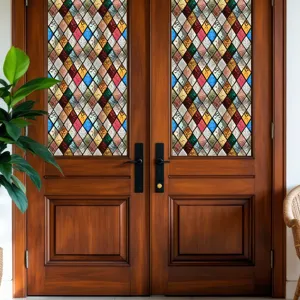 Decoratieve raamfolie met kleurrijk retro ruitpatroon, statische PVC glassticker.
