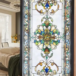 Nahaufnahme der viktorianischen Buntglas-Fensterfolie mit klassischen Blumenmustern.