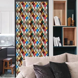 Decoratieve statische raamfolie met kleurrijk retro ruitsteenpatroon voor privacy op glas thuis.