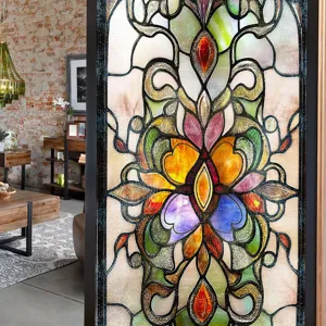 Gedetailleerd overzicht van versierde glas-in-lood raamfolie met bloemenprint.