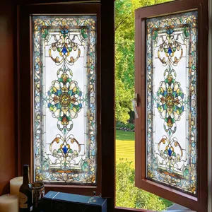 Viktorianischer Stil Buntglas Fensterfolie Detail mit Vintage Blumenmuster und hellem Licht.