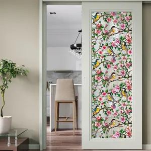 Film pour vitre de fenêtre électrostatique décoratif avec motif floral et oiseau coloré.