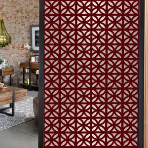 Detailweergave van geometrische raamfolie met rood en zilverkleurig patroon op glas.