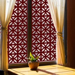 Rood-witte geometrische raamfolie, statische decoratieve glassticker voor privacy in huis.