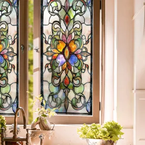 Gedetailleerd overzicht van vintage glas-in-lood raamfolie met kleurrijke bloemmotieven.
