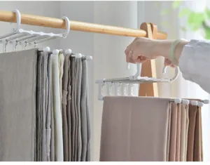 Vue détaillée du cintre à pantalons magique pliable multicouche en acier inoxydable pour le rangement optimal.