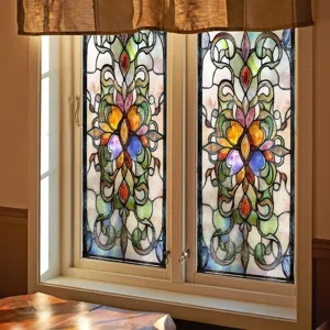 Detailopname van de glas-in-lood raamfolie met sierlijke paleispatronen en levendige kleuren.