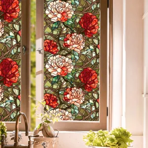Vue détaillée du film pour fenêtre en vitrail floral avec des pivoines et de beaux effets lumineux.
