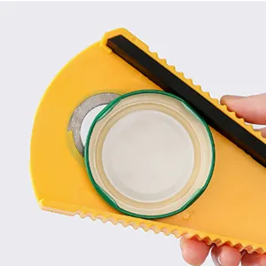 Apribarattoli multifunzione e apribottiglie da cucina per aprire facilmente i tappi.