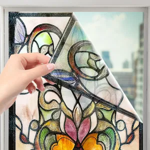 Detail van glasfolie in paleisstijl met decoratief patroon en eenvoudig te verwijderen ontwerp.
