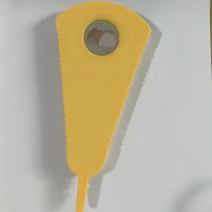 Apribottiglie e apriscatole giallo multifunzione, apribirra in plastica con anello in metallo.