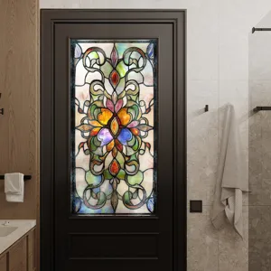 Detailweergave van de vintage glas-in-lood raamfolie op een donkere binnendeur.