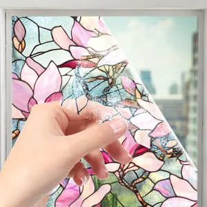 Vue détaillée d'un film pour fenêtre en verre teinté décoratif avec motif floral rose.