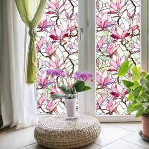 Vue détaillée du film pour fenêtre en verre teinté magnolia floral coloré pour décoration.