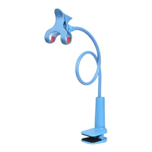 Dettaglio del supporto per telefono flessibile blu con collo d'oca e solida base a morsa.