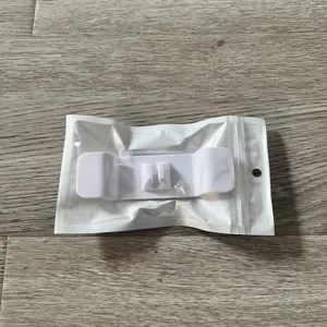 Vista dettagliata dell'organizzatore di cavi in plastica bianca, clip di gestione compatta.