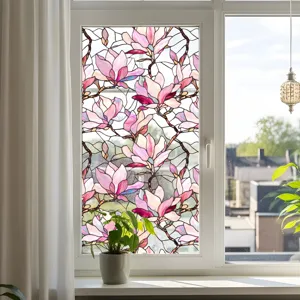 Détail du film pour vitrage en verre teinté avec fleurs de magnolia roses pour intimité.