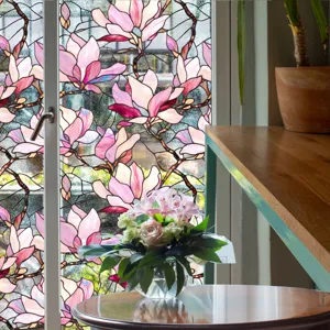 Détail en gros plan du film pour vitrage en verre teinté magnolia rose, décor floral élégant.