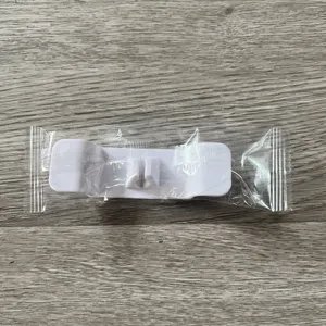Organizzatore di cavi in plastica bianca clip di gestione per fili da cucina e scrivania.