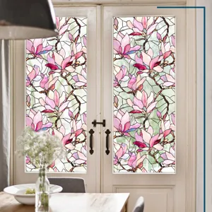 Film pour fenêtre statique décoratif avec un beau motif floral en verre teinté de magnolia.