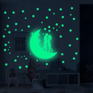 Stickers muraux luminescents couple romantique sur la lune et etoiles pour la chambre.