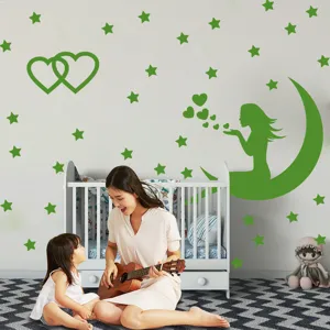 Scène détaillée d'autocollants muraux lumineux avec lune et étoiles dans une chambre.