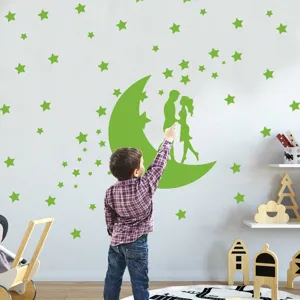 Autocollant mural lune et étoiles lumineuses silhouette de couple romantique décor fluorescent.